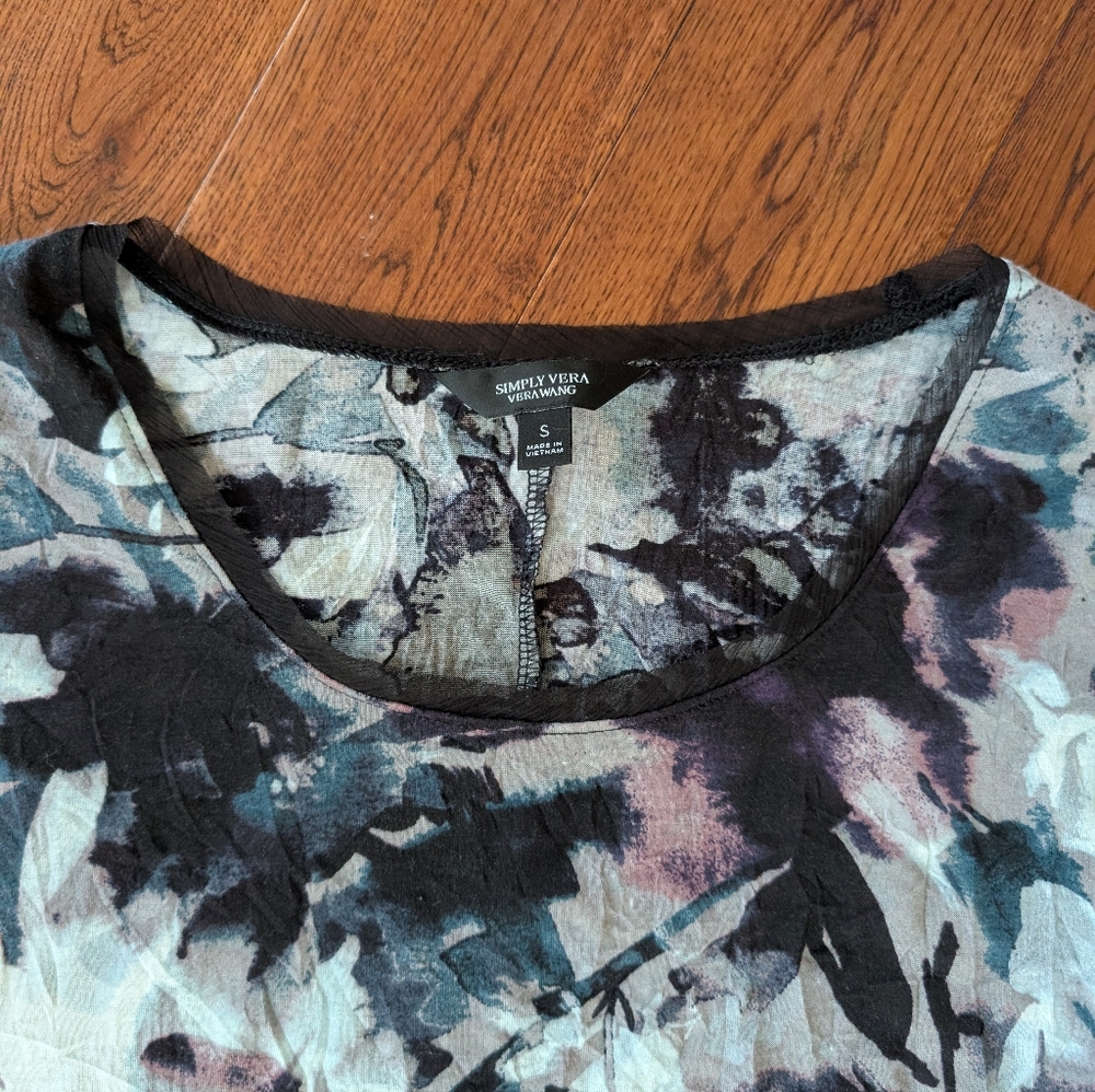 EUC Simply Vera Vera Wang Short Sleeve Abstract Print Black Top Shirt Size Small - Picture 6 of 9
